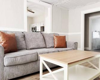Cherry Street Retreat - Evansville - Living room