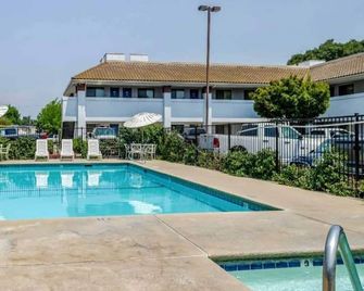 1 King Bed | Non-Smoking - Oakdale - Piscina