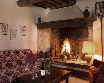 Holidays In An Ancient Tuscan Farm - The Lake - Roccastrada - Wohnzimmer