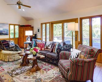 Dog-Friendly Blowing Rock Chalet with Stunning Views - Blowing Rock - Living room