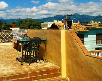 Hostal Mirakuru Gran Familia - Trinidad - Balcón