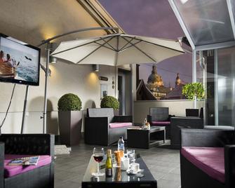 Opera Garden Hotel & Apartments - Budapest - Bar