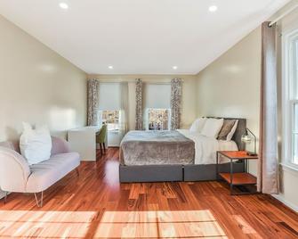Dulles Luxury Movie Theater, Grill, Gazebo - Fairfax - Bedroom