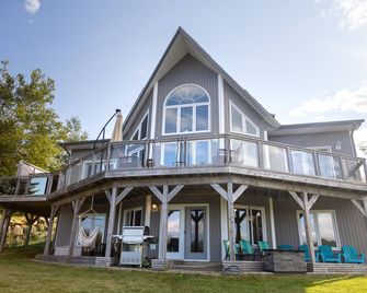 Group private water front, kayaking, wildlife, surfing, fresh ocean air and fun. - Head of Jeddore - Edificio