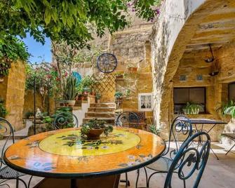 Beautiful Garden Cottage in Restored Country Home - Xewkija - Patio