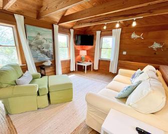 The Back House: Quaint two bedroom Ocracoke Island cottage - Ocracoke - Sala de estar