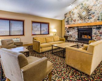 AmericInn by Wyndham Blue Earth - Blue Earth - Living room
