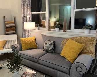 April in Paris Suite ~ One Bedroom Suite ~ Wortley Village - London Ontario - Londen (Canada) - Huiskamer