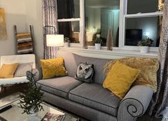 One Bedroom Suite ~ Wortley Village - London Ontario - London - Sala de estar