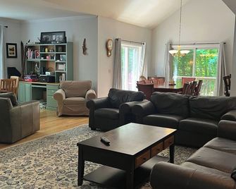 Large Pet Friendly Private Home in Forest Ridge Resort with outdoor pool (FR8CL) - Lincoln - Living room