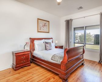 Henley Beach Hidden Gem Home Across from the Beach - Henley Beach - Habitación