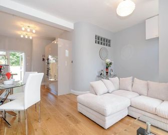 Charming 5 star 3 Bed London Flat, Garden, Parking - London - Living room