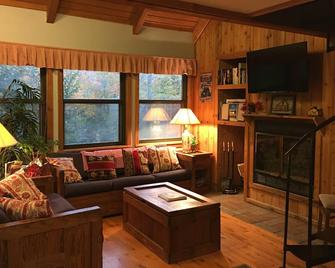 Cozy Cabin with Swimming, Hiking, Skiing and Biking - Davis - Вітальня