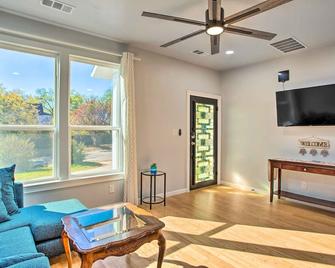 Denison Home with Balcony Walk to Downtown! - Denison - Living room