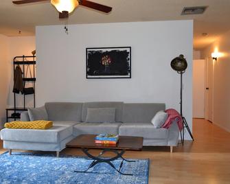 Peaceful Getaway In The Pines w/ Screened Porch - Show Low - Living room