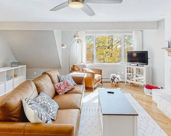 Kingswood Mountainside Retreat - White River Junction - Living room