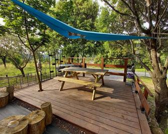 Chalet with all comforts in Ardeche: a haven of peace in sumptuous natural surroundings. - Faugères - Patio