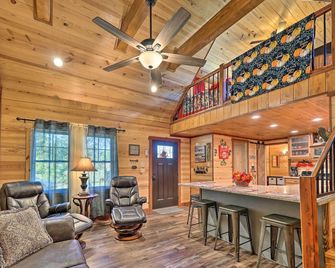 Secluded & Peaceful: 'Tree Top Cabin' w/ Loft - Hot Springs