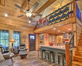 Secluded & Peaceful: 'Tree Top Cabin' w/ Loft - Hot Springs