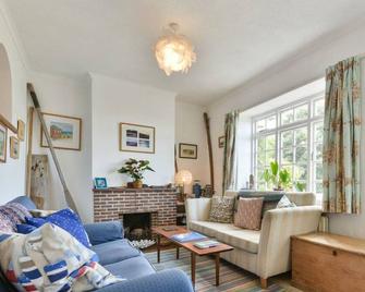 spacious Coastguard cottage near to Hampshire's sites, sea side retreat - Fareham - Living room