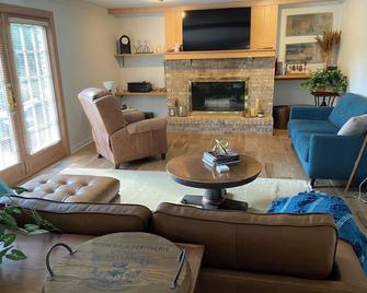 Executive Residence Corporate Corridor minutes from Naperville downtown - Naperville - Living room