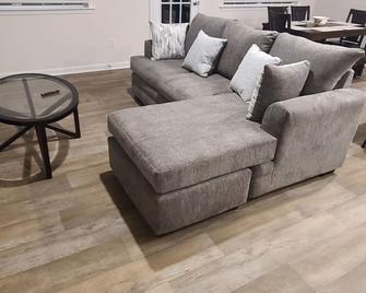 Spacious 4 bdrm 2.5 ba townhome w/2 car garage in Reedy Fork area of Greensboro - Greensboro - Olohuone