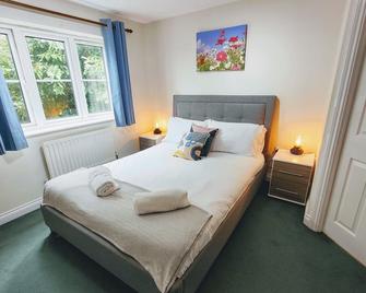 Cedar House - Spacious 4bedroom House 2bath Kitchen Smarttv Lounge Garden Wifi Freeparking - Eastleigh - Bedroom