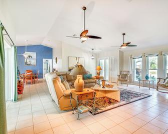 Waterfront Home with Private Pool in Cape Coral - Matlacha - Sala de estar