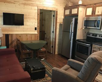 Valley View Cabin at Brazos House Retreat - Rainbow - Living room