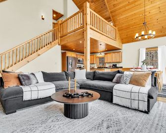 Sleeps 16+ Hot Tub with Mountain View - 3Min to Sunday River Ski - Game Room - Newry - Salon