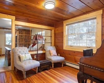 Walk to Evergreen Lake and downtown - Evergreen - Living room