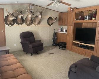 Quiet secluded private single wide mobile home - Jasper - Living room