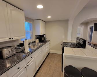 Charming, Historic! Walking Distance to Town! - Glenwood Springs - Kitchen