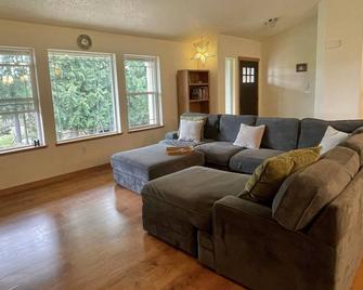 Countryside Retreat 5 minutes from Chehalis- great for families and teams! - Chehalis - Living room