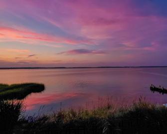 Hamptons Waterfront Escape/ Hot Tub & Resort Style - Riverhead - Playa