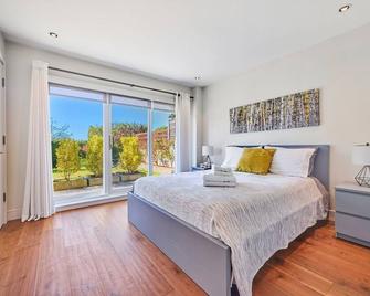 Entire guest suite - 5 min from the beach - West Vancouver - Bedroom