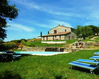 Large apartment with garden in an old farmhouse with swimming pool - Radicofani - Piscina