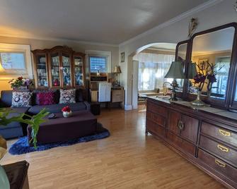 Walker Paradise #2 with 1 Permitted street parking in front - Seattle - Living room
