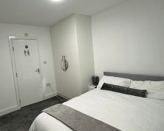 Near Heathrow - Studio - Wifi - Parking - Sleeps 2 - Uxbridge