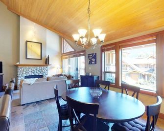 Spacious Chalet With Private Hot Tub by Harmony Whistler - Whistler - Essbereich