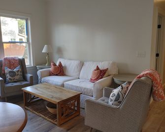 Newly Renovated close to Downtown & Folly Beach - Charleston - Living room