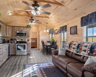 Cozy Hillside Cabin 2/1 Peaceful - Charlotte - Living room