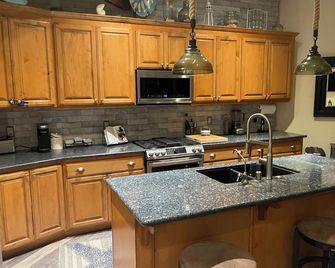 Pet friendly 2-bedroom waterfront house located in peaceful Bethel Island - Oakley - Kitchen