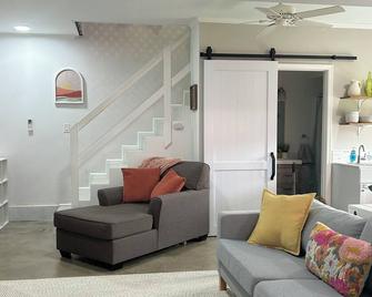 Cozy Private Backyard Apartment in Chesapeake - Chesapeake - Sala de estar