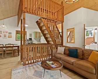 Cozy Mountain Chalet With Hot Tub Outdoor Movie Screen And Fire Place - Banner Elk - Salon