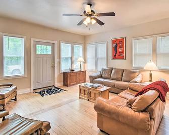 Walkable Lake Elkhart Apt Dine, Shop, Swim! - Elkhart Lake - Sala de estar