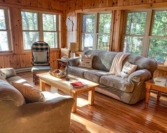 Ford's Talpine Cottage on Echo Lake | 2-bedroom lakefront near town - Mercer - Sala de estar