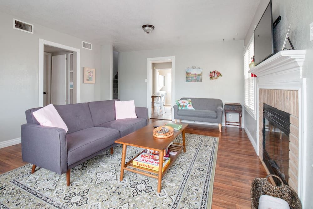 Sage Cottage: Cozy & Serene/ Sleeps 6 / Huge Yard! - Carlsbad - Living room