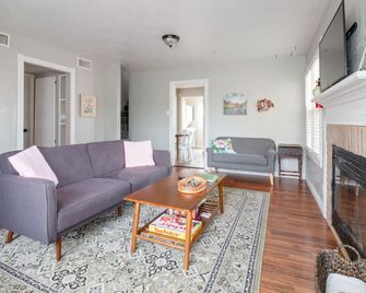 Sage Cottage: Cozy & Serene/ Sleeps 6 / Huge Yard! - Carlsbad - Living room