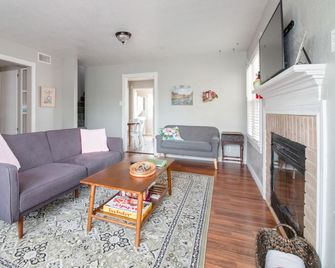 Sage Cottage: Cozy & Serene/ Sleeps 6 / Huge Yard! - Carlsbad - Living room